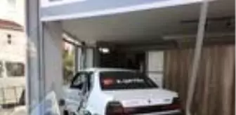 Samsun'da otomobil, mobilya dükkanına daldı: 4 yaralı