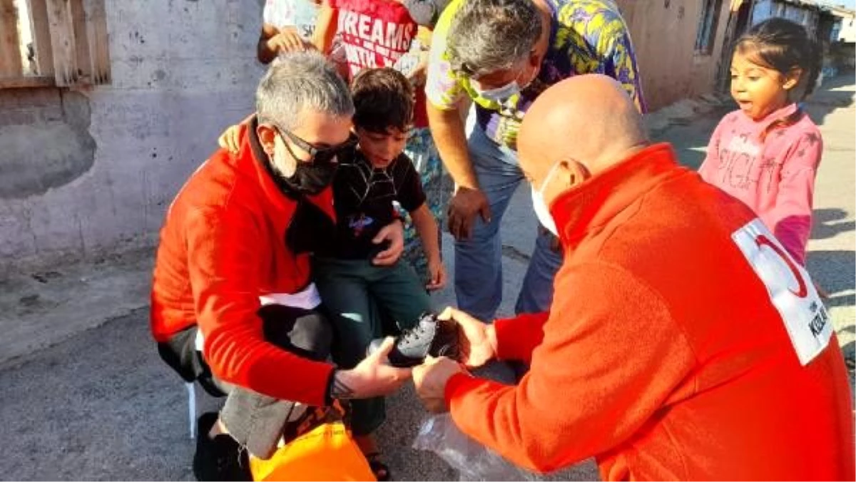 Silivri\'de Türk Kızılay ile modacı Hakan Akkaya\'dan 28 aileye yardım