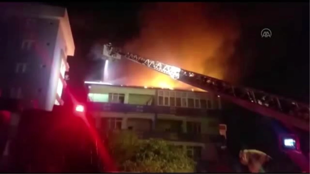 Son dakika... Sultanbeyli\'de binanın çatısında çıkan yangın hasara neden oldu