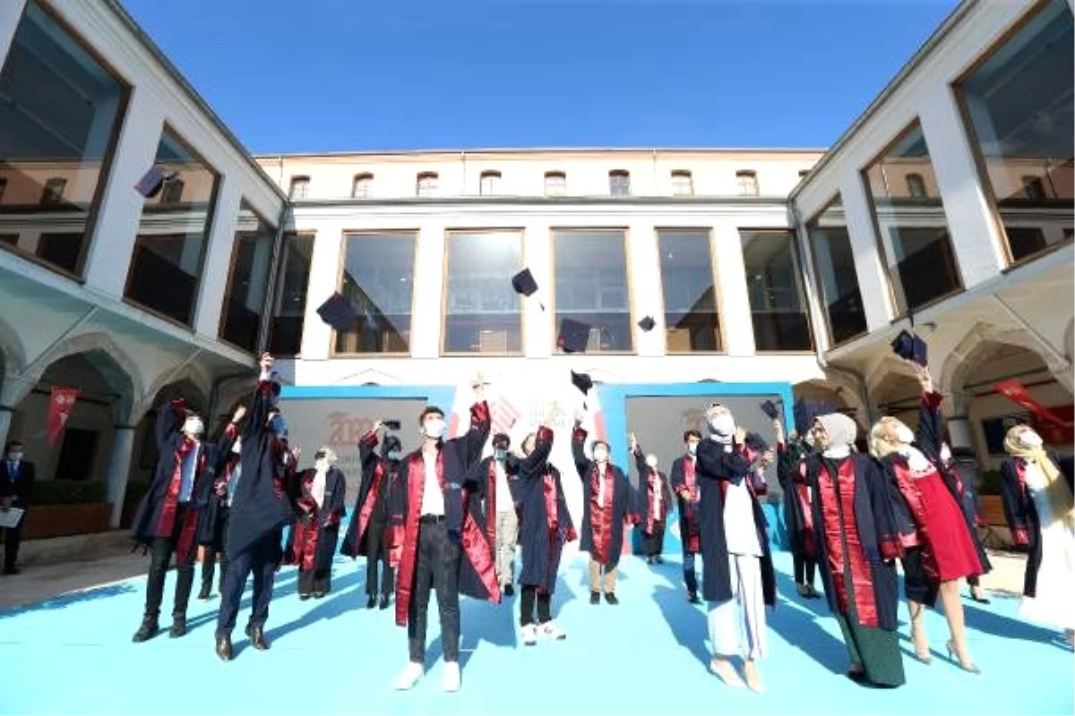 Fatih Sultan Mehmet Vakıf Üniversitesi\'nden Kovid-19 önlemlerine uygun mezuniyet töreni