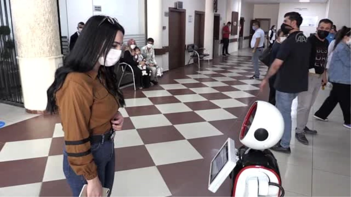 Son dakika haberleri | Batman\'da özel bir hastanede hastaları robot ADA karşılıyor (2)
