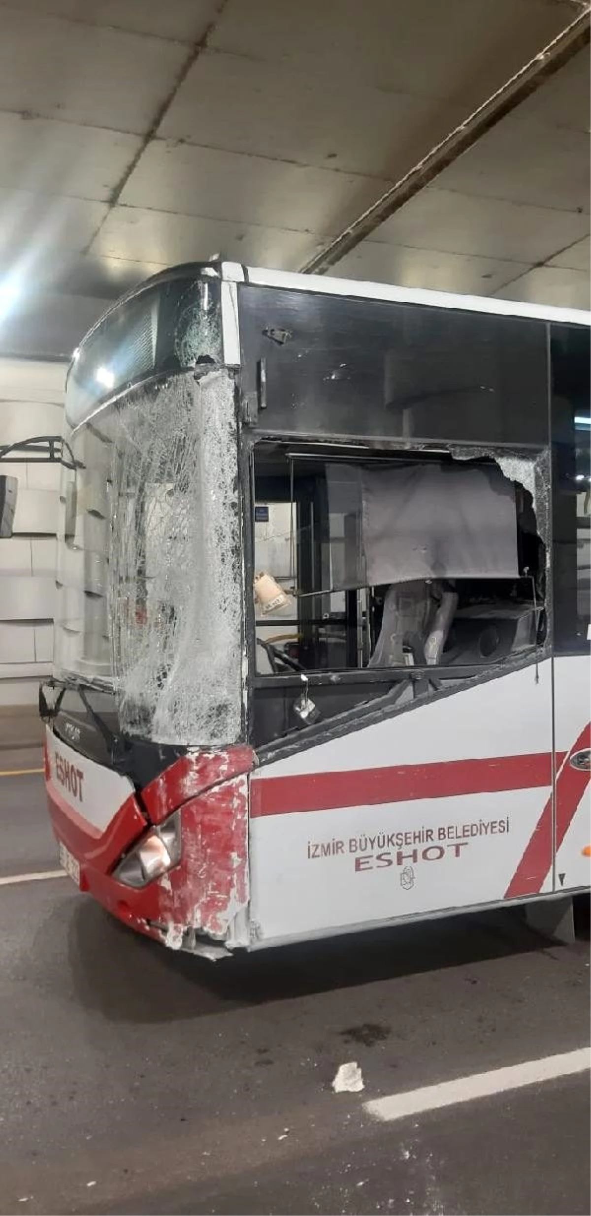 Belediye otobüsü alt geçitte beton sütuna çarptı; sürücü yaralandı