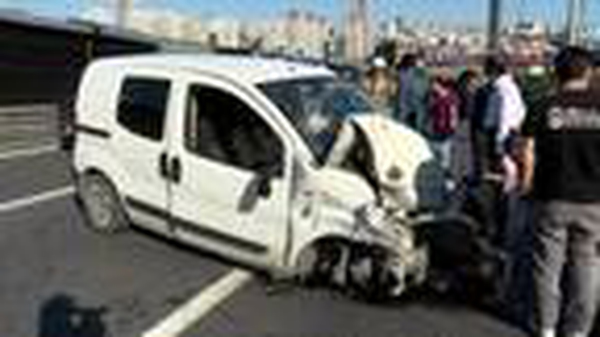 Beylikdüzü D-100\'de trafiği kilitleyen kaza