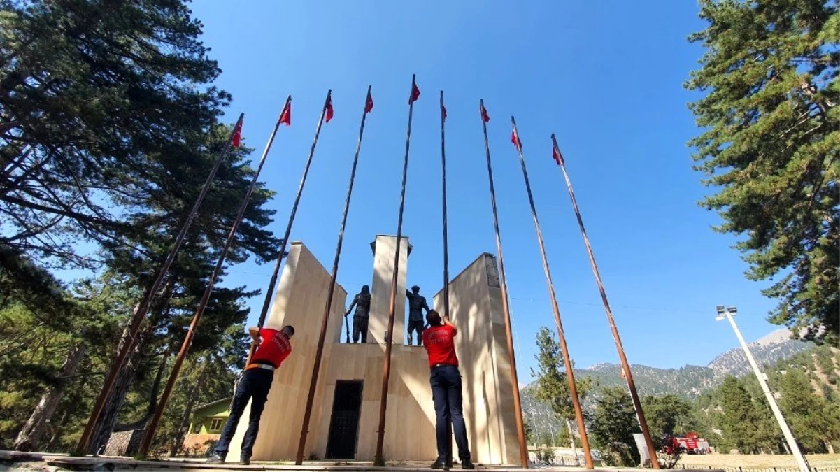 Gülek Karboğazı Kuvayi Milliye Anıtına Türk bayrakları asıldı