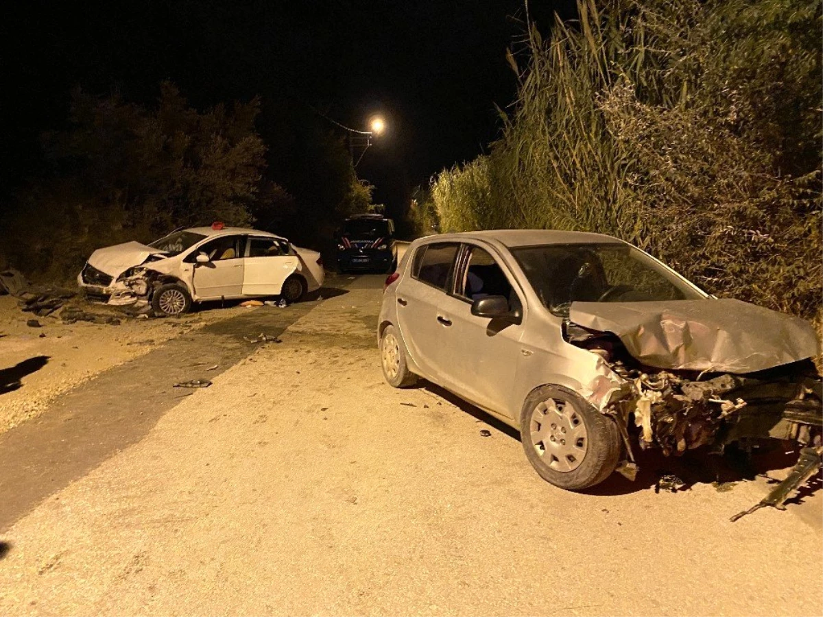 Hatay\'da otomobiller kafa kafaya çarpıştı: 5 yaralı