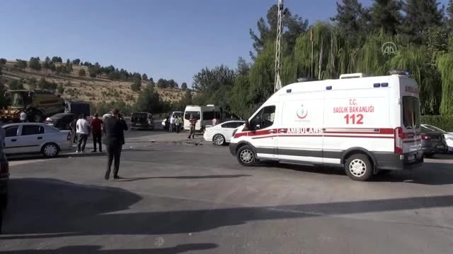 Şanlıurfa'da işçi servisi ile otomobil çarpıştı: 15 yaralı