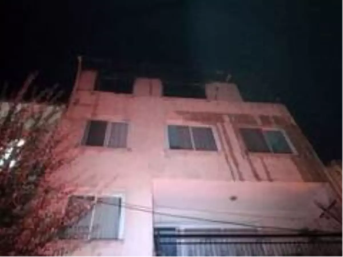 İzmir\'de korkutan ev yangını: İtfaiye eri dumandan etkilendi