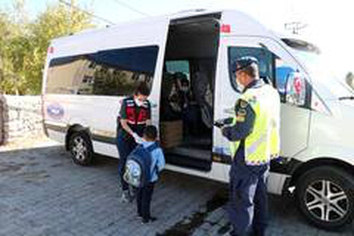 Jandarma ekipleri, okul servis araçlarını denetledi