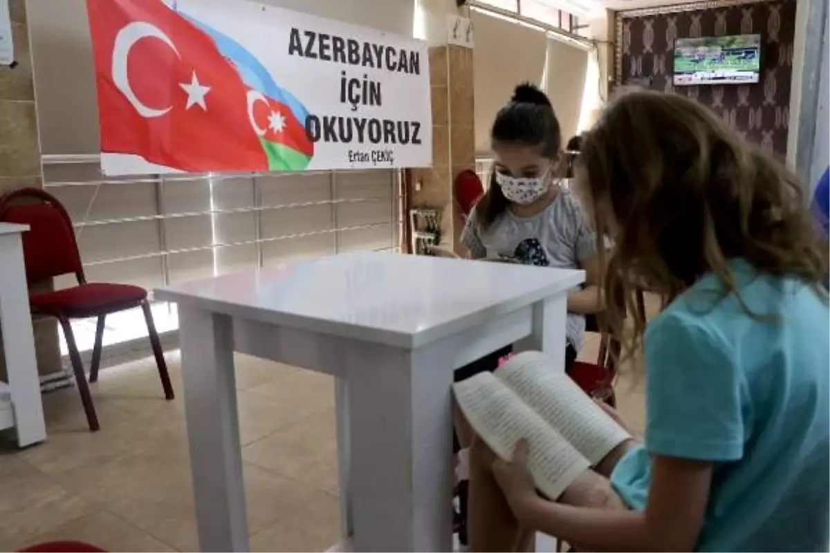 Kıraathanede kitap okuyup, Azerbaycan\'a destek verdiler