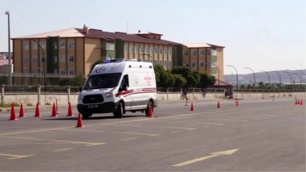 Sağlıkçılar ambulans şoförü olmak için zorlu parkurlarda ter döktü - SİVAS