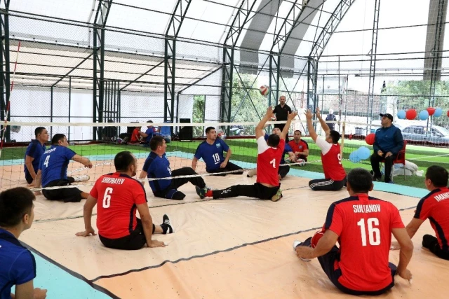 Son dakika haberi | Türkiye'de ilk kez halı sahada oturarak voleybol oynadılar