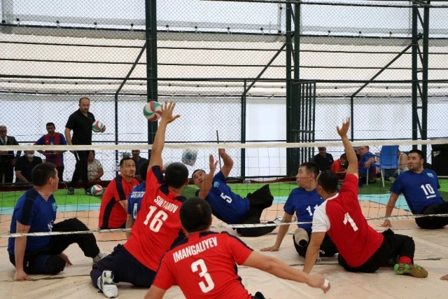 Son dakika haberi | Türkiye'de ilk kez halı sahada oturarak voleybol oynadılar