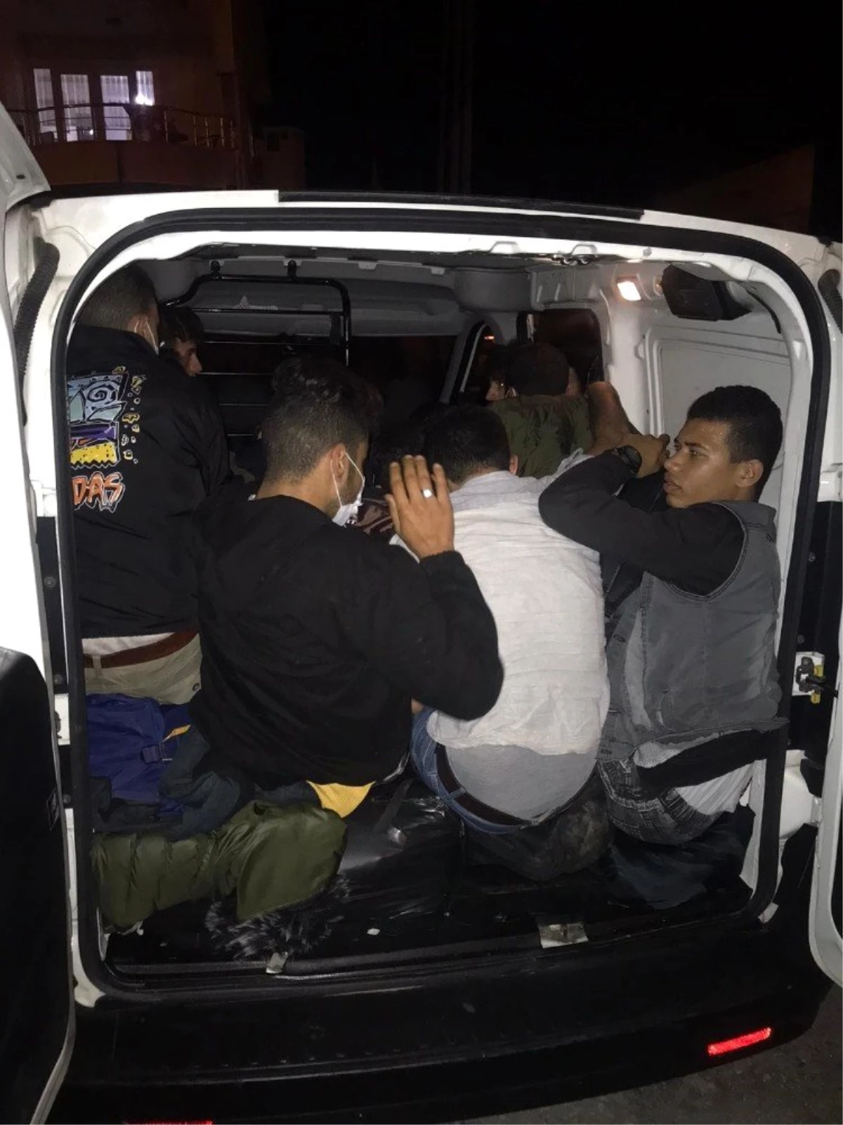 Son Dakika | 5 kişilik araçtan 15 göçmen çıktı