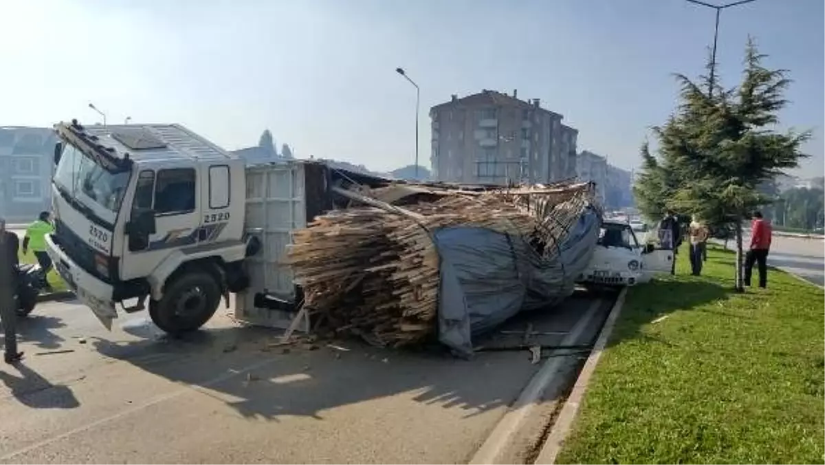 Ağaç yüklü kamyon, kamyonetin üzerine devrildi