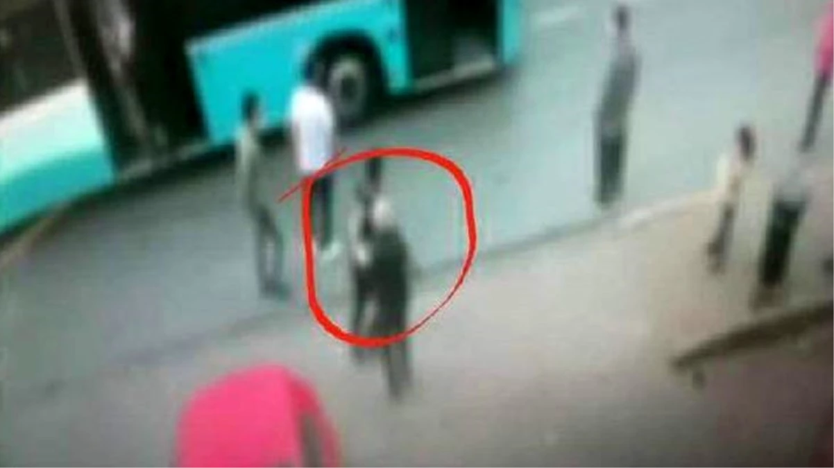 Bağcılar\'da Bangladeşli öğrenciyi alıkoyup fidye isteyen şüpheliler yakalandı! Operasyon anı kamerada