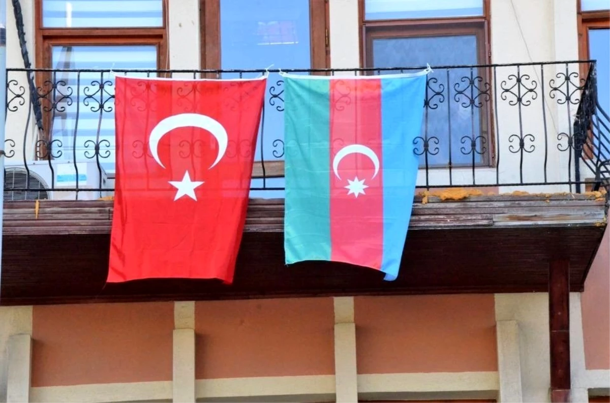 Belediye binasına Azerbaycan ve Türk bayrakları asıldı