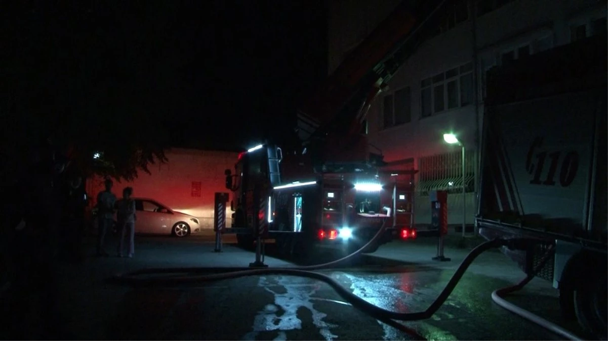 Son dakika haberleri | Beşiktaş\'ta yangında mahsur kalan yaşlı vatandaş kurtarılarak hastaneye kaldırıldı
