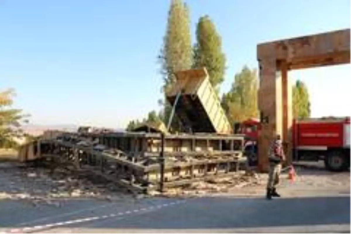 Damperi açık kalan kamyon, mermer bloklardan oluşan tabelaya çarptı: 1 ölü