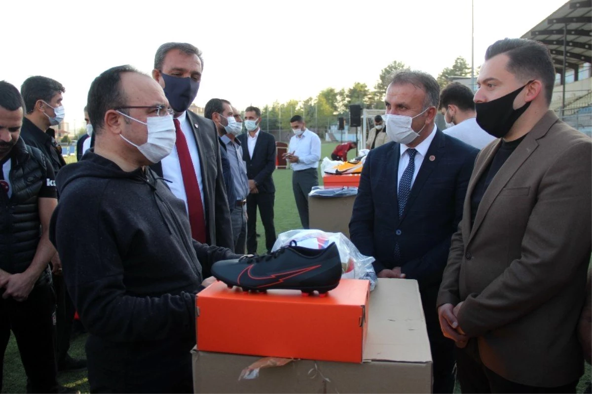 Elazığ\'da 104 spor kulübüne malzeme yardımı yapıldı