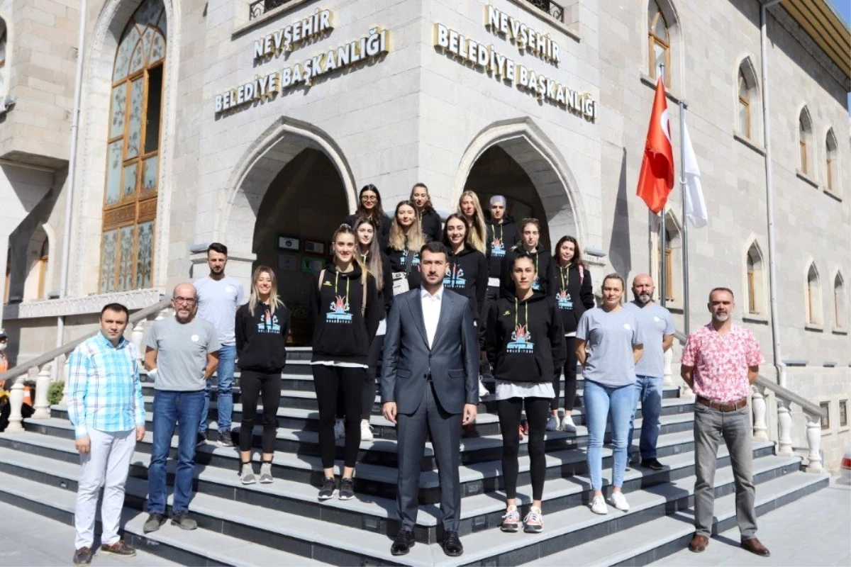 Nevşehir Belediyespor Kadın Voleybol Takımı\'nda imza töreni