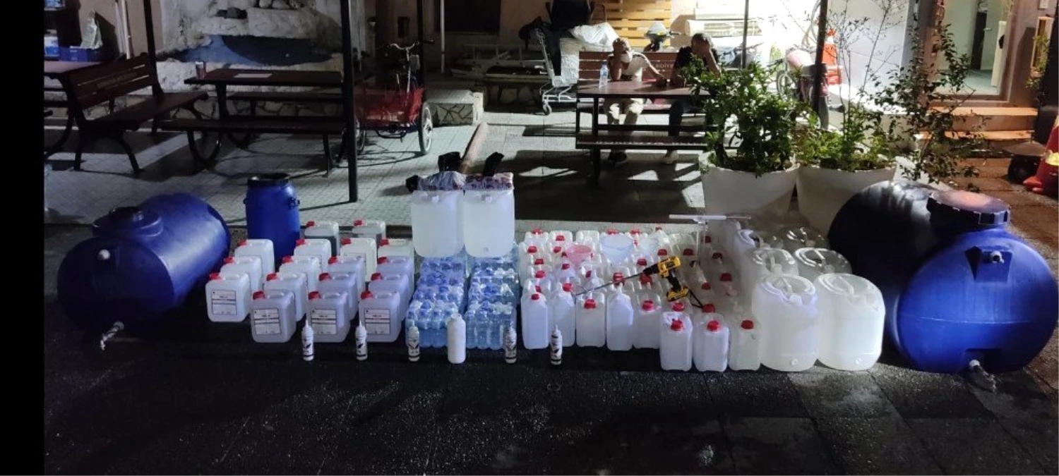Son dakika haberleri: İzmir\'de polislerin baskın yaptığı evden çok miktarda etil alkol ve sahte içki ele geçirildi