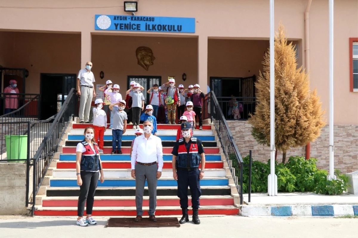 Jandarma, Karacasulu minik öğrencilerin heyecanına ortak oldu