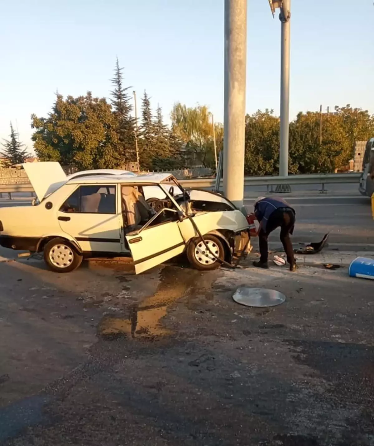 Son dakika haber... Konya\'da otomobil direğe çarptı: 1 ölü