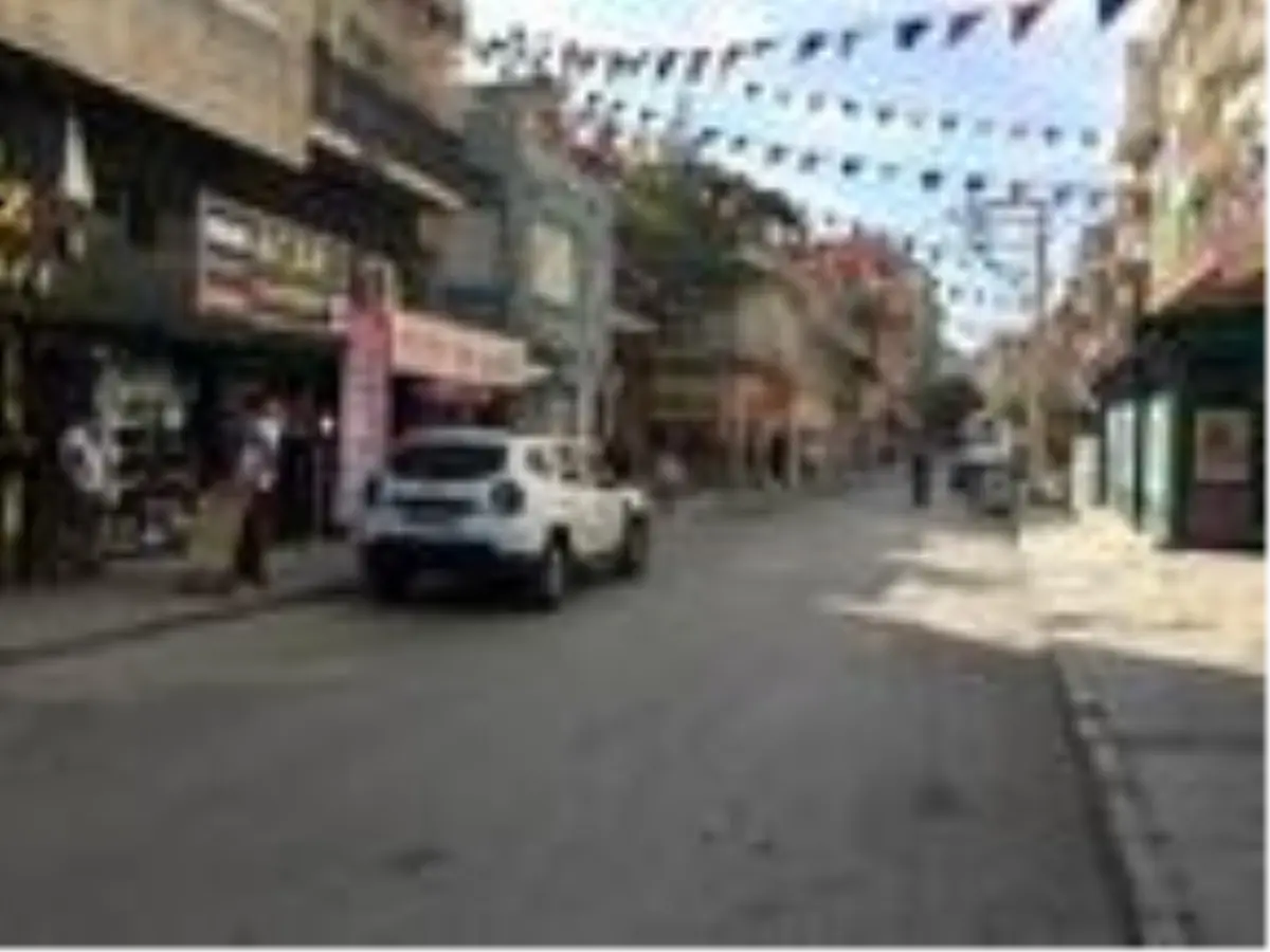 Son dakika... Kuzenlerin silahlı kavgasında sokaktan geçen iki kişi yaralandı