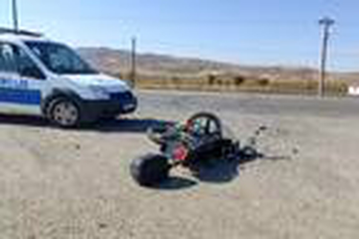 Minibüsle çarpışan motosikletin sürücüsü ağır yaralandı