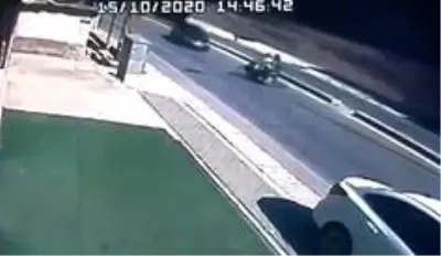 Otomobilin çarptığı motosikletten böyle savruldular Otomobilin çarptığı motosikletten böyle savruldular