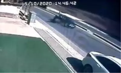 Otomobilin çarptığı motosikletten böyle savruldular Otomobilin çarptığı motosikletten böyle savruldular