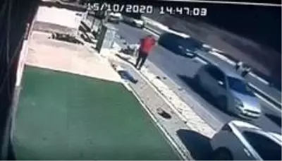 Otomobilin çarptığı motosikletten böyle savruldular Otomobilin çarptığı motosikletten böyle savruldular