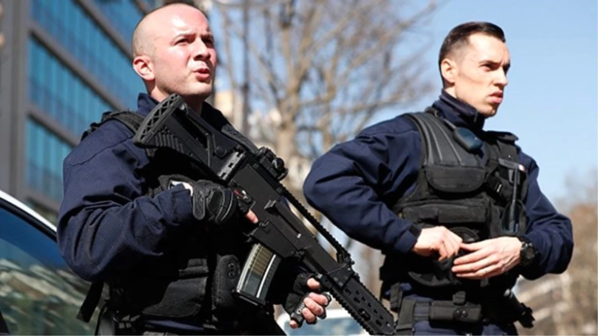 Paris\'te bir kişi başı kesilerek öldürüldü, polis salgırganı vurarak etkisiz hale getirdi