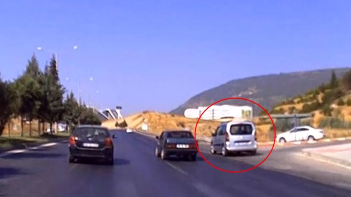 "Sağdan git sağlam git" sloganını yanlış anlayan sürücünün, sağ şeritte estirdiği terör kameralarda