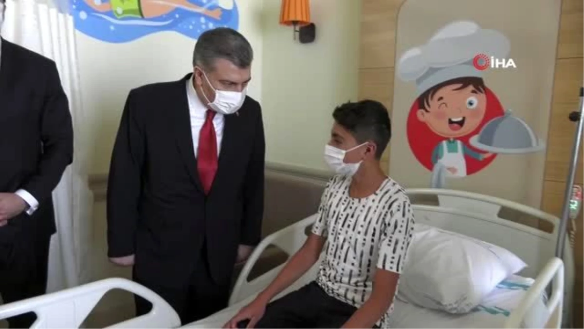Son dakika haber: Sağlık Bakanı Dr. Fahrettin Koca, Erzurum Şehir Hastanesi Çocuk Servisi\'ni ziyaret etti