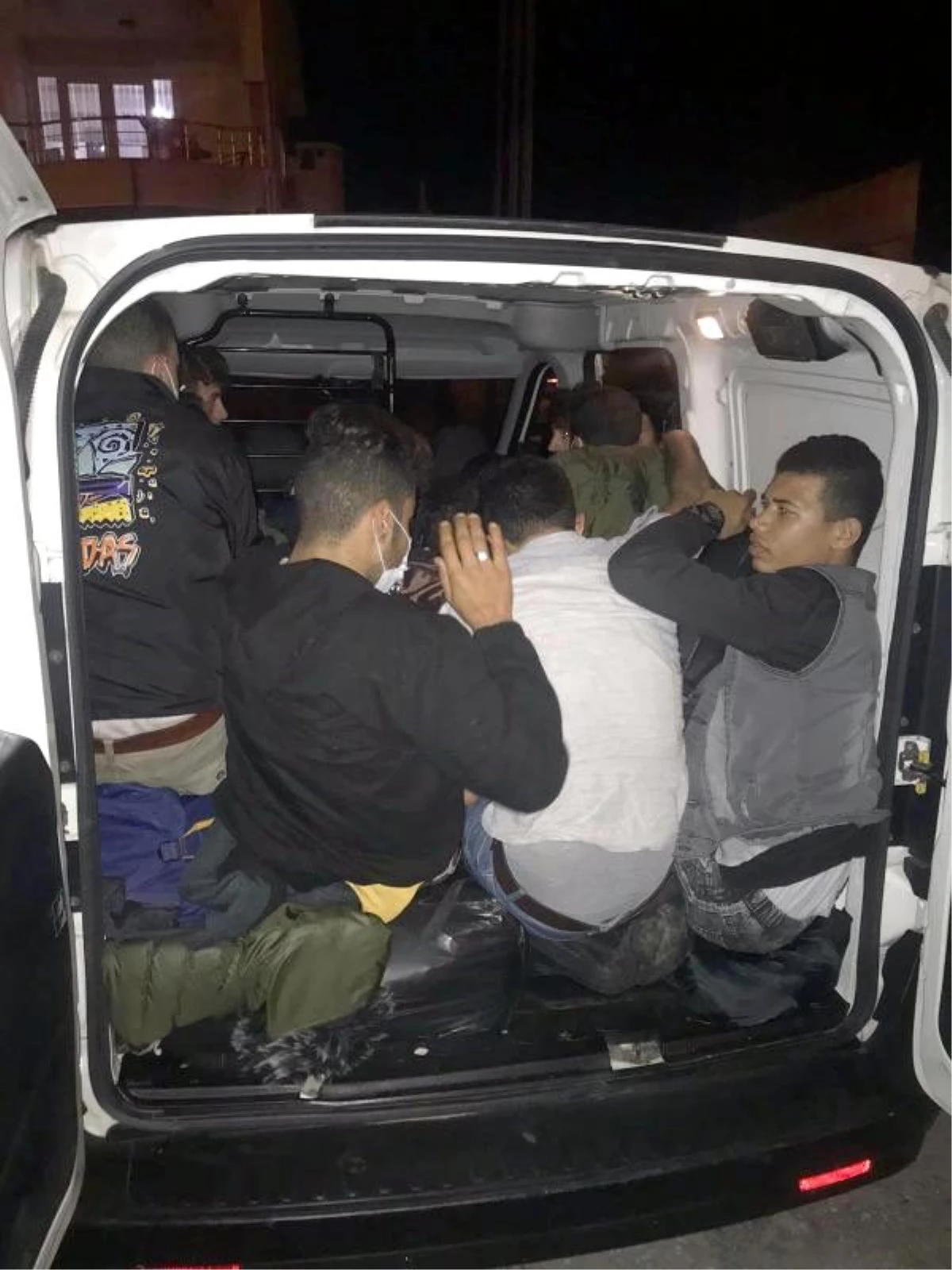 Tekirdağ\'da, hafif ticari araçta 15 kaçak göçmen yakalandı