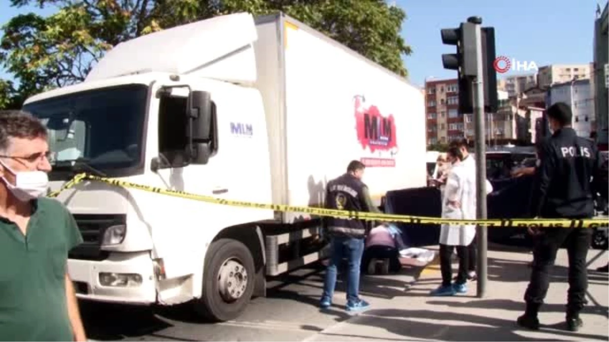 Trafik ışıklarında araçların camını silen 8 yaşındaki çocuk kamyonun altında kaldı