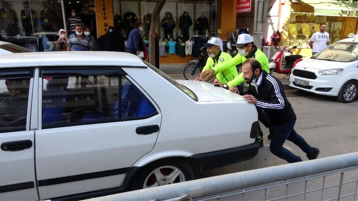 Yolda kalan otomobilli trafik müdürü itti