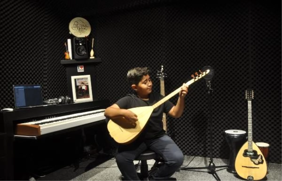 11 yaşındaki Eren, 10 ayrı enstrüman çalıyor