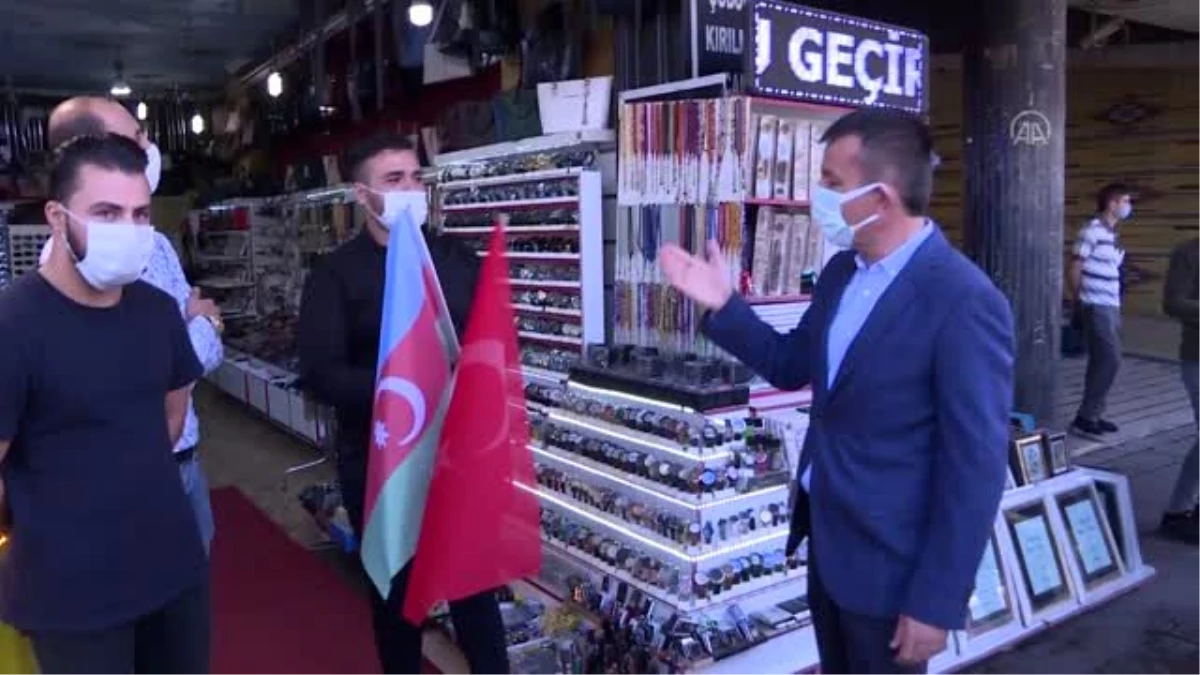 Altındağ Belediyesi, esnafa Türk ve Azerbaycan bayrakları dağıttı