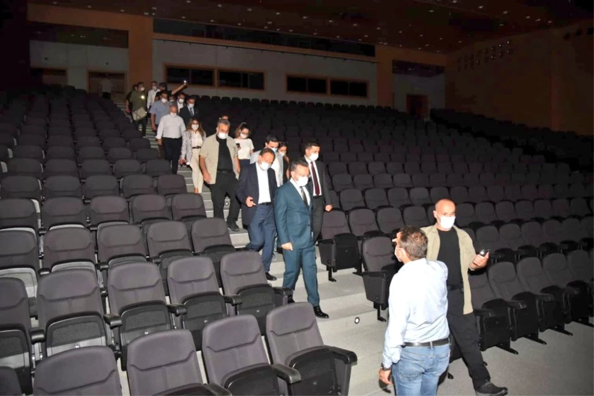 Aydın Valisi Aksoy, elektriği kesik olan kongre merkezinde inceleme yaptı