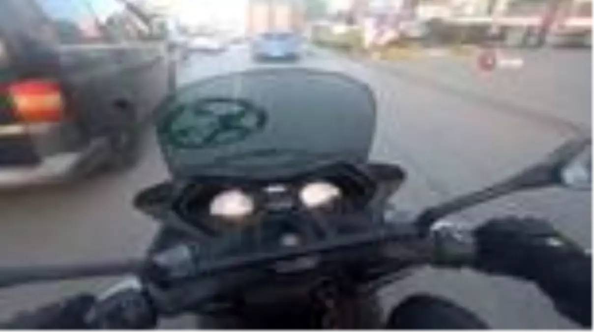 Bağcılar\'da minibüs sürücüsü motosikletliye böyle çarptı