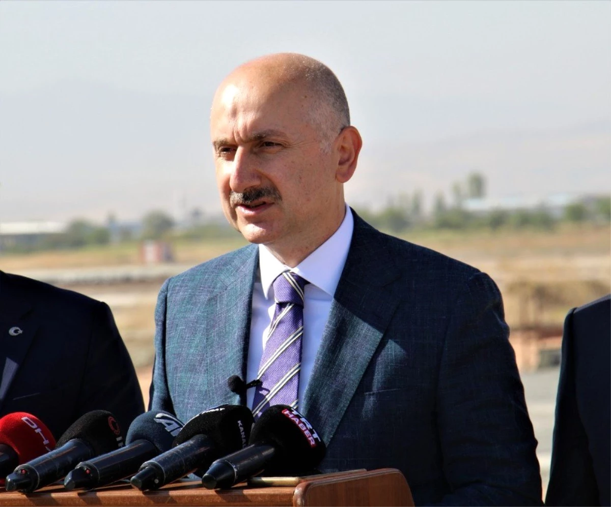 Ulaştırma ve Altyapı Bakanı Karaismailoğlu Elazığ Havalimanı\'nda incelemede bulundu Açıklaması