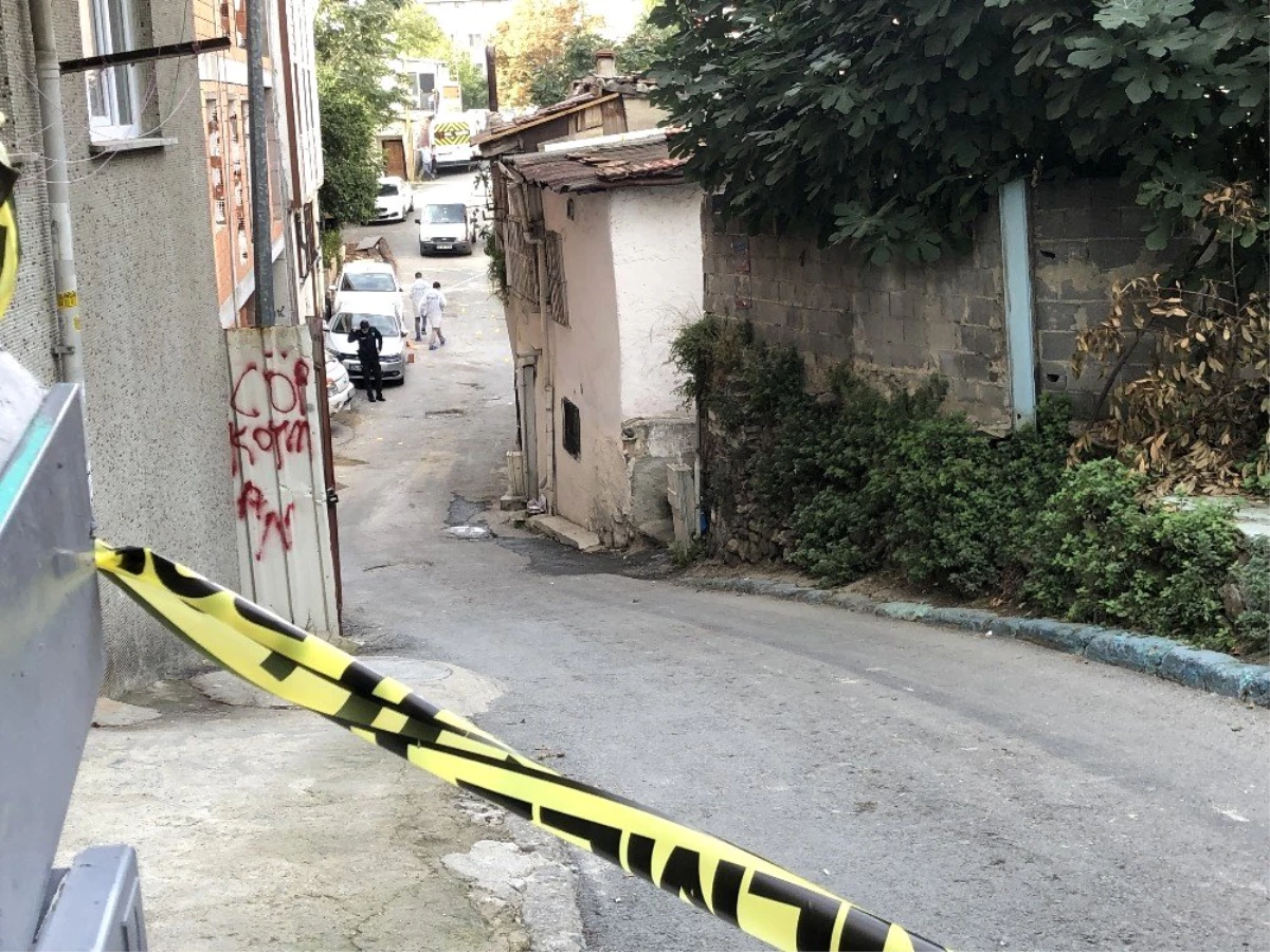 Beyoğlu\'nda inşaat işçilerinin kavgasında kan aktı: 1 ölü