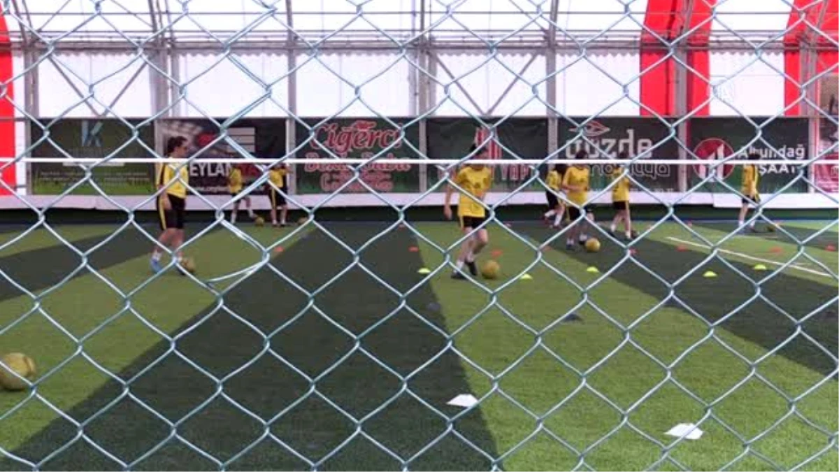 Bolu\'nun futbolcu kızları performanslarıyla göz dolduruyor
