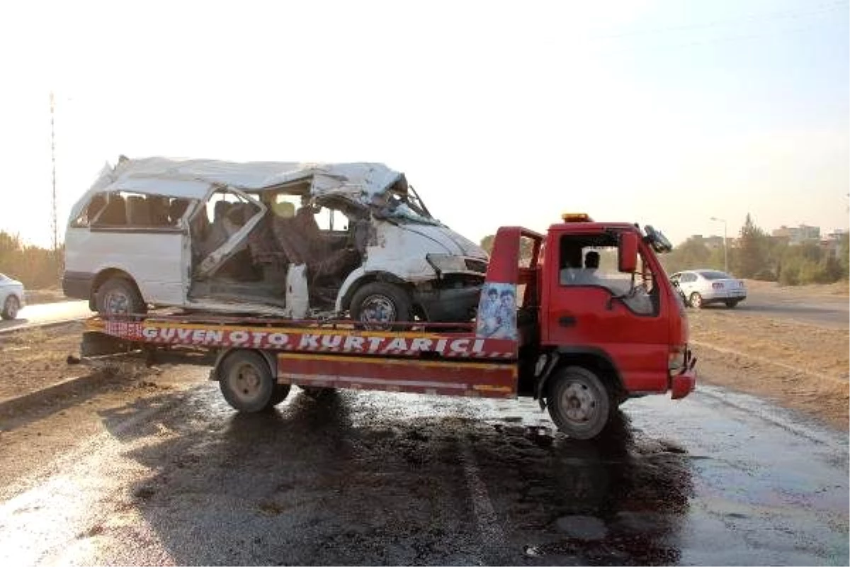 Son dakika haberi... Diyarbakır\'da işçi minibüsü direğe çarptı: 2 ölü, 20 yaralı