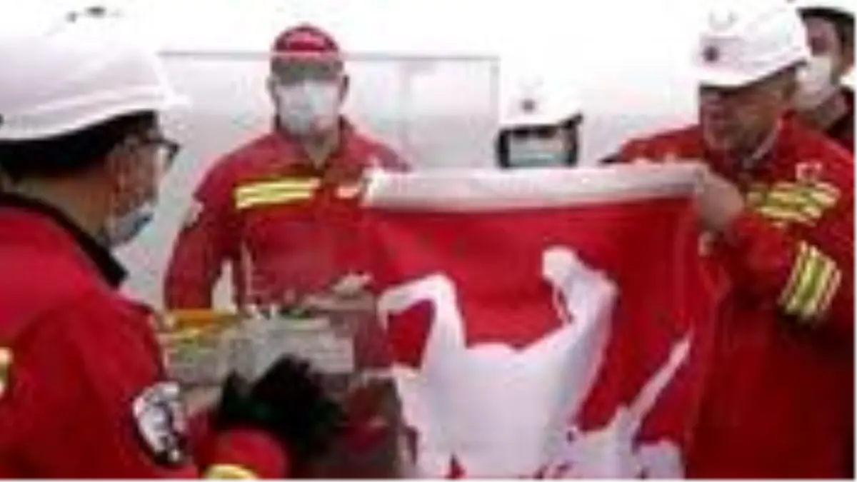 Cumhurbaşkanı Erdoğan\'a, Fatih gemisinin rezerv keşfi dolayısıyla sancak hediye edildi