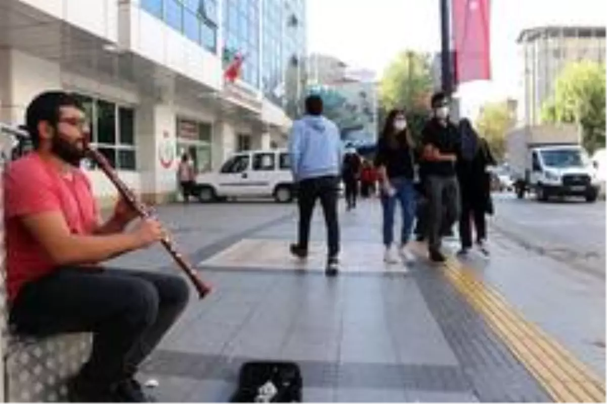 Düğünler eğlenceler yasaklanınca ekmeğini sokaktan çıkarıyorlar