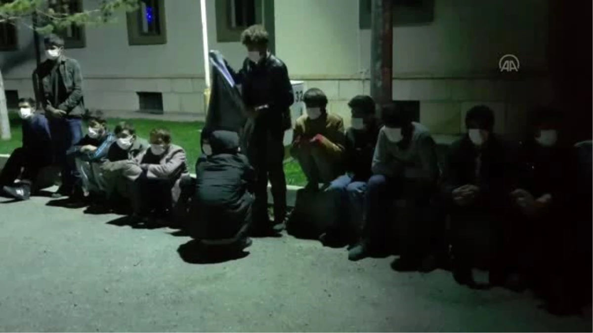 Erzincan\'da yaya olarak ilerleyen 27 sığınmacı yakalandı