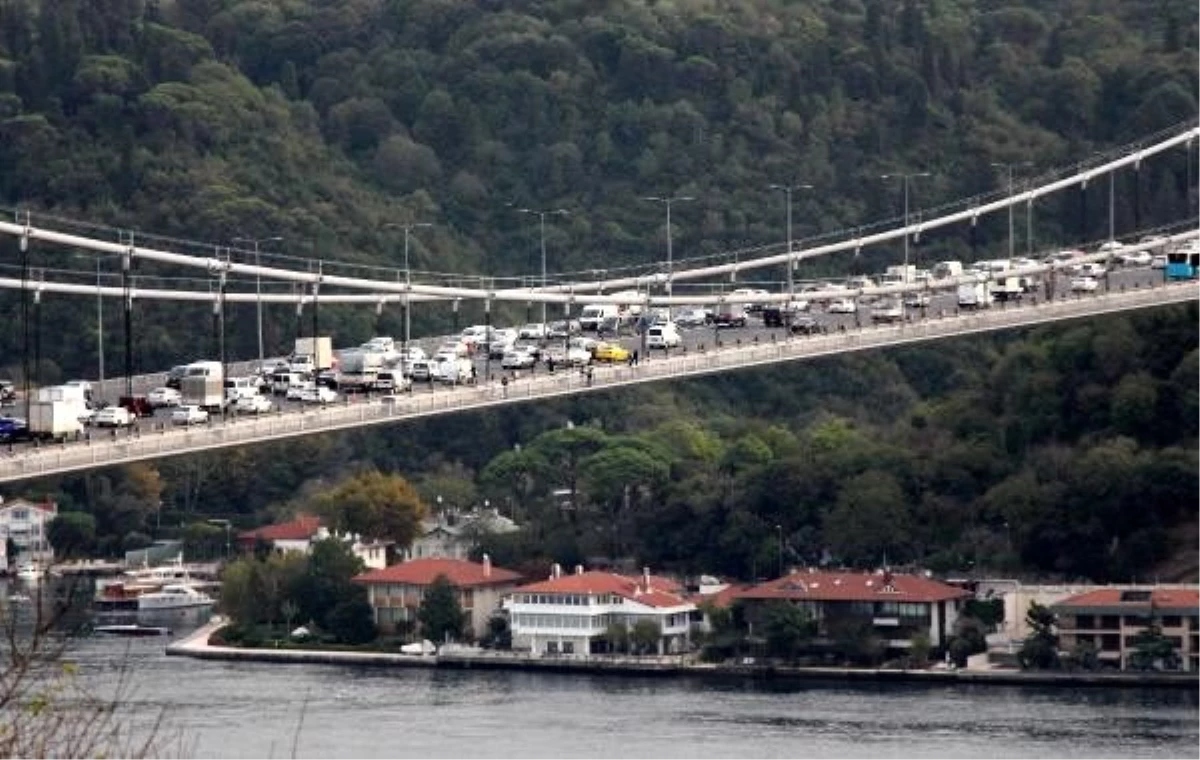 Fatih Sultan Mehmet Köprüsü\'nde intihar girişimi trafiği kilitledi